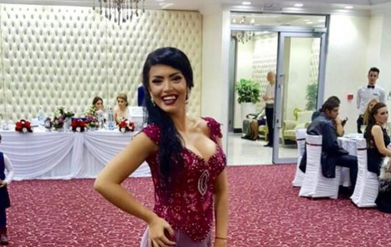 Andreea Mantea, cu bigudiurile pe cap și decolteu adânc. “Superbă poză”