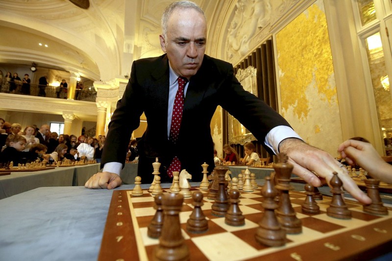 Exclusif - Gary Kasparov participe à une exhibition de parties simultanées contre des enfants dans le cadre de la 1ère cérémonie européenne des "Chess Awards" à l'hôpital de Paris à Monaco, le 30 novembre 2019. Jean-François Ottonello/Nice-Matin/Bestimage No Web - Belgique et Suisse Exclusive - Germany call for price - Gary Kasparov participates in an exhibition of simultaneous games against children as part of the 1st European "Chess Awards" ceremony at the Paris Hospital in Monaco on November 30, 2019.