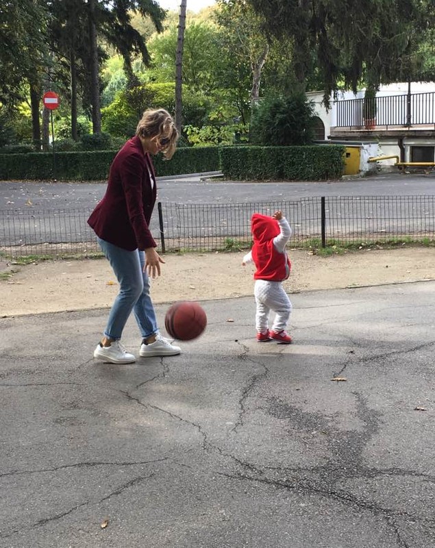 Mirela Vaida a scos-o pe micuța Carla în parc. A uimit pe toată lumea cu silueta ei | FOTO