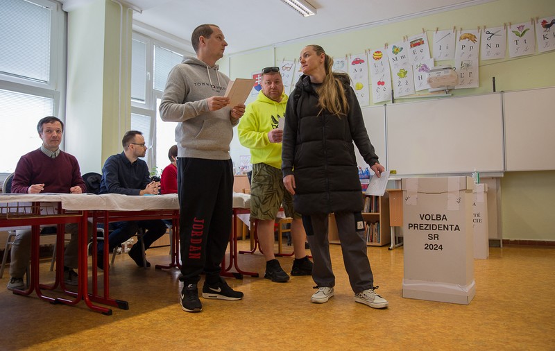 Slovacii își aleg sâmbătă președintele, într-un scrutin profund divizat: unul dintre favoriți e pro-rus, celălalt susține Ucraina și e pro-european