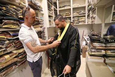 Vânzările de „bisht” au explodat la magazinul Al-Salem | Foto: Profimedia