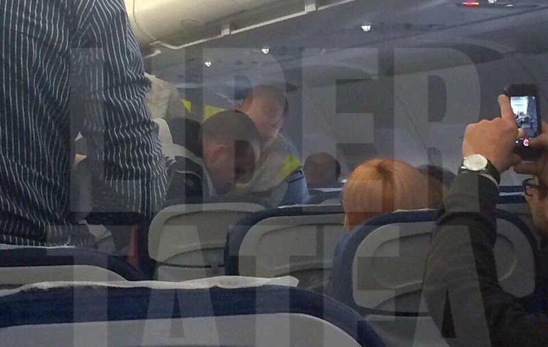 Adevărul despre incidentul de la bordul avionului Tarom! Cine este pasagerul care a încercat să ”deturneze” zborul Bucureşti- Amsterdam | FOTO 