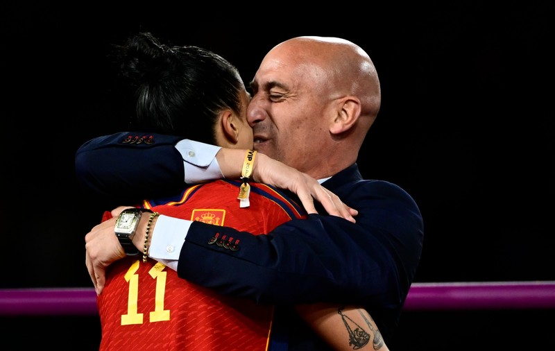 Mama şefului federaţiei spaniole de fotbal care a sărutat o jucătoare a intrat în greva foamei, față de „vânătoarea sângeroasă” a fiului ei