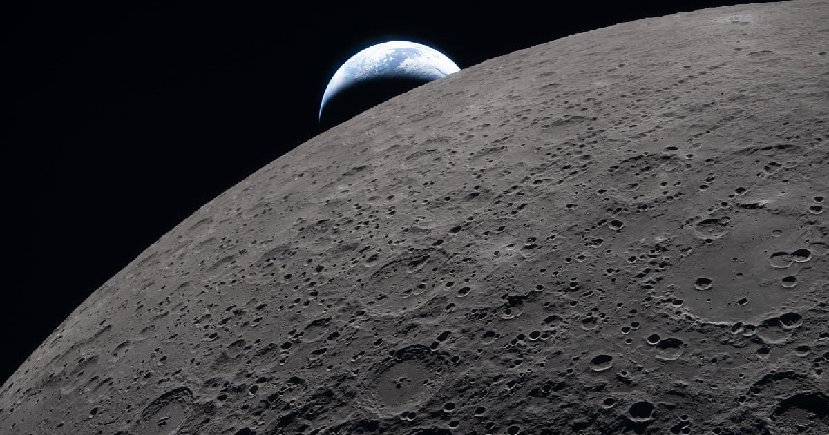 Suprafața lunară umple cadrul cu detalii clare, așa cum se vede în timpul survolului lunar al navei Artemis II, în timp ce se vede și un Pământ îndepărtat