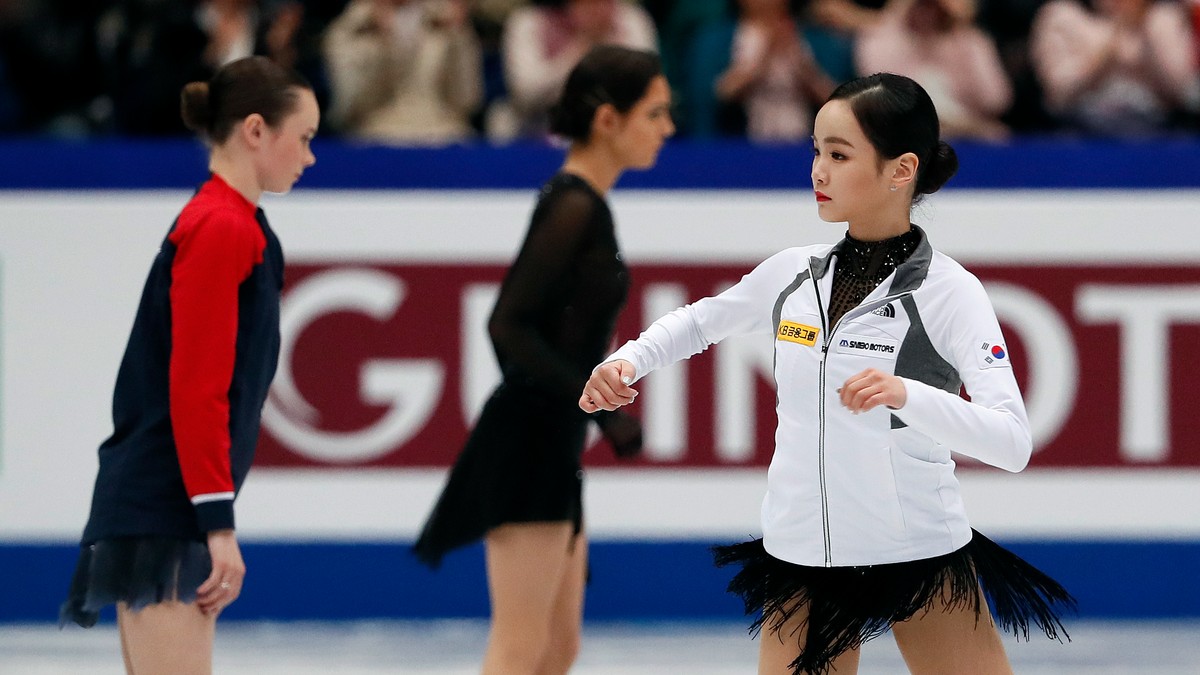 Momentul dramatic în care o patinatoare o taie cu patinele pe rivala sa