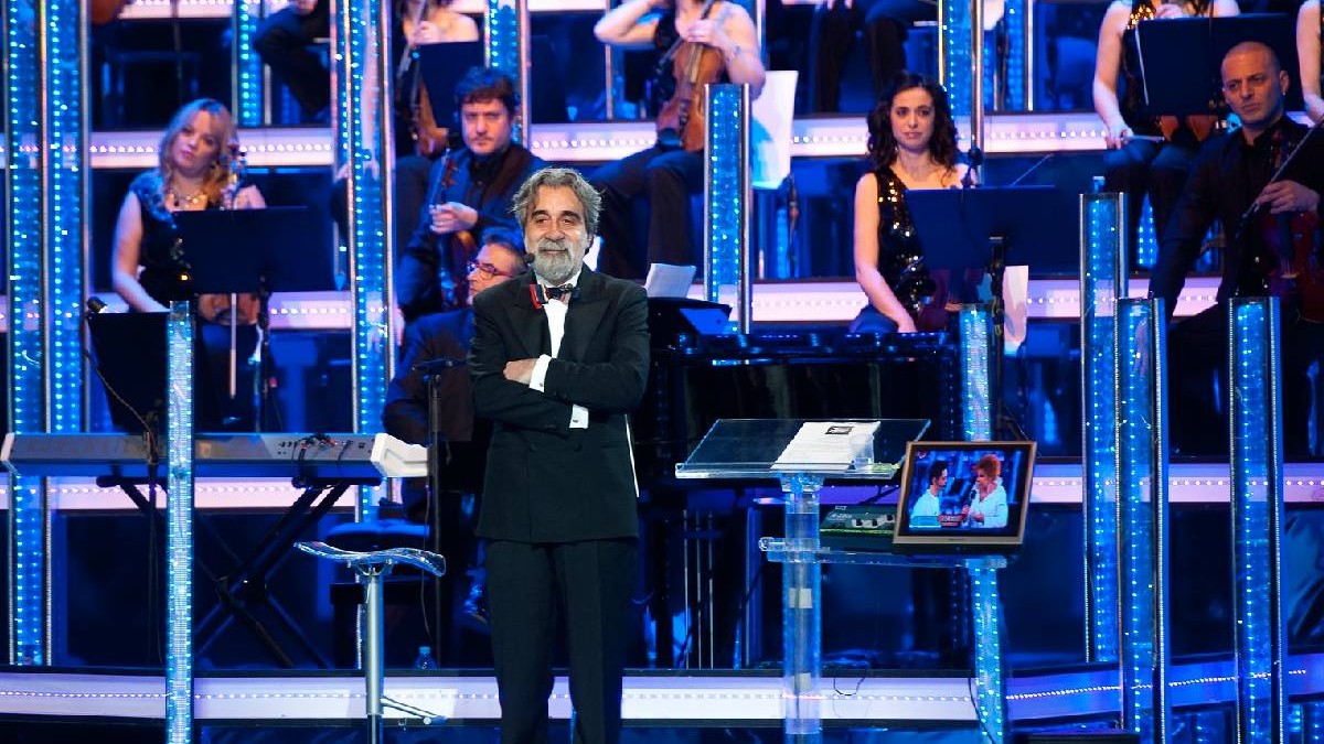 Beppe Vessicchio, cel mai iubit dirijor al Festivalului de la San Remo, pe scenă, la San Remo