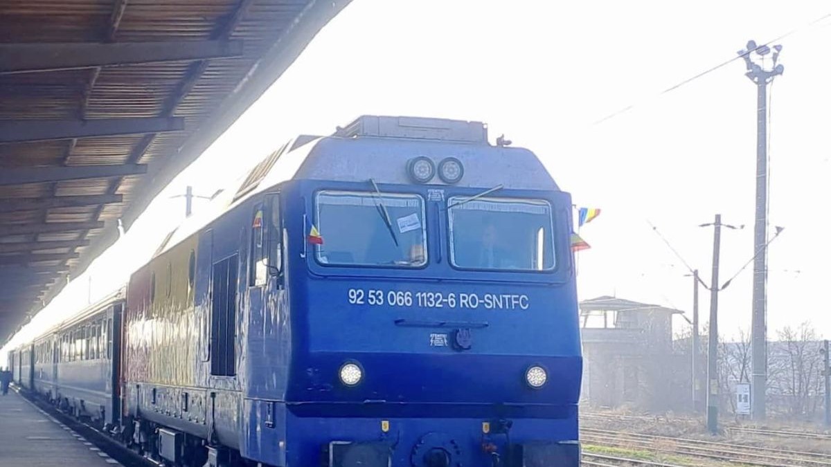 Un tren operat de CFR Călători sosește în gară