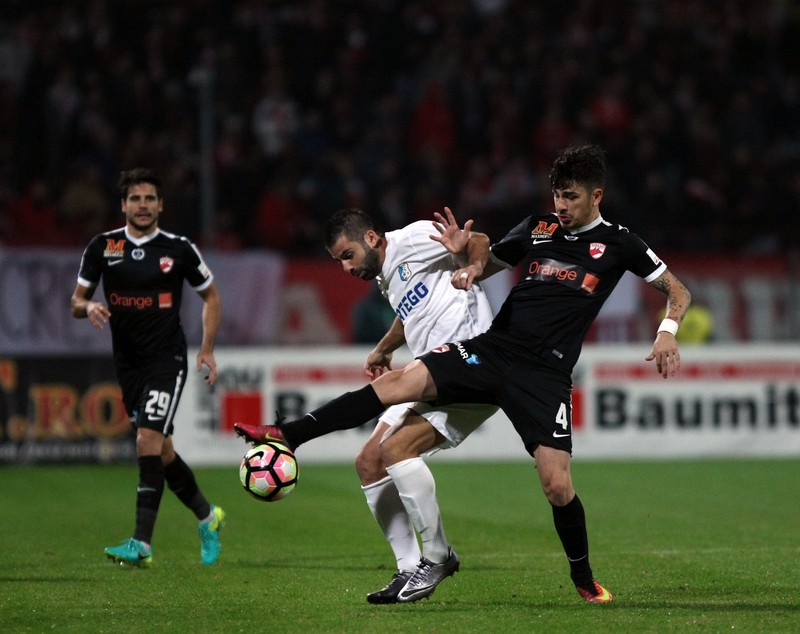 Liga 1, etapa 13. Dinamo - Pandurii 4-0. Autogol incredibil Lazar, ”dublă” Lazăr, plus Palici. ”Câinii”, în negru, în memoria lui Titi Frățilă. Fanii i-au cerut demisia lui Ando / VIDEO