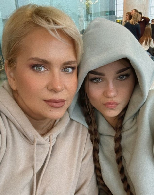 Prima imagine cu fiica Paulei Chirilă. Carla are 15 ani și seamănă perfect cu mama ei. „M-a lăsat să o fotografiez și să o postez”