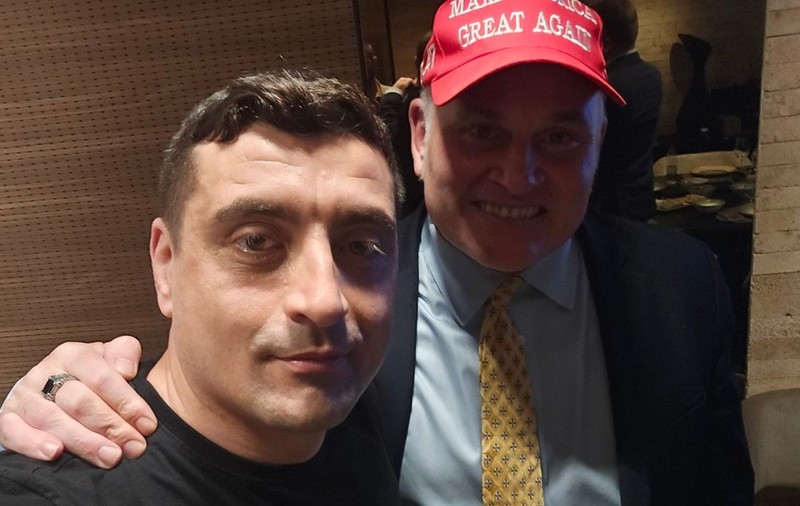 George Simion a sărbătorit victoria din primul tur împreună cu susținătorii MAGA din SUA: „A depășit orice așteptare. La fel ca Trump vs Kamala”