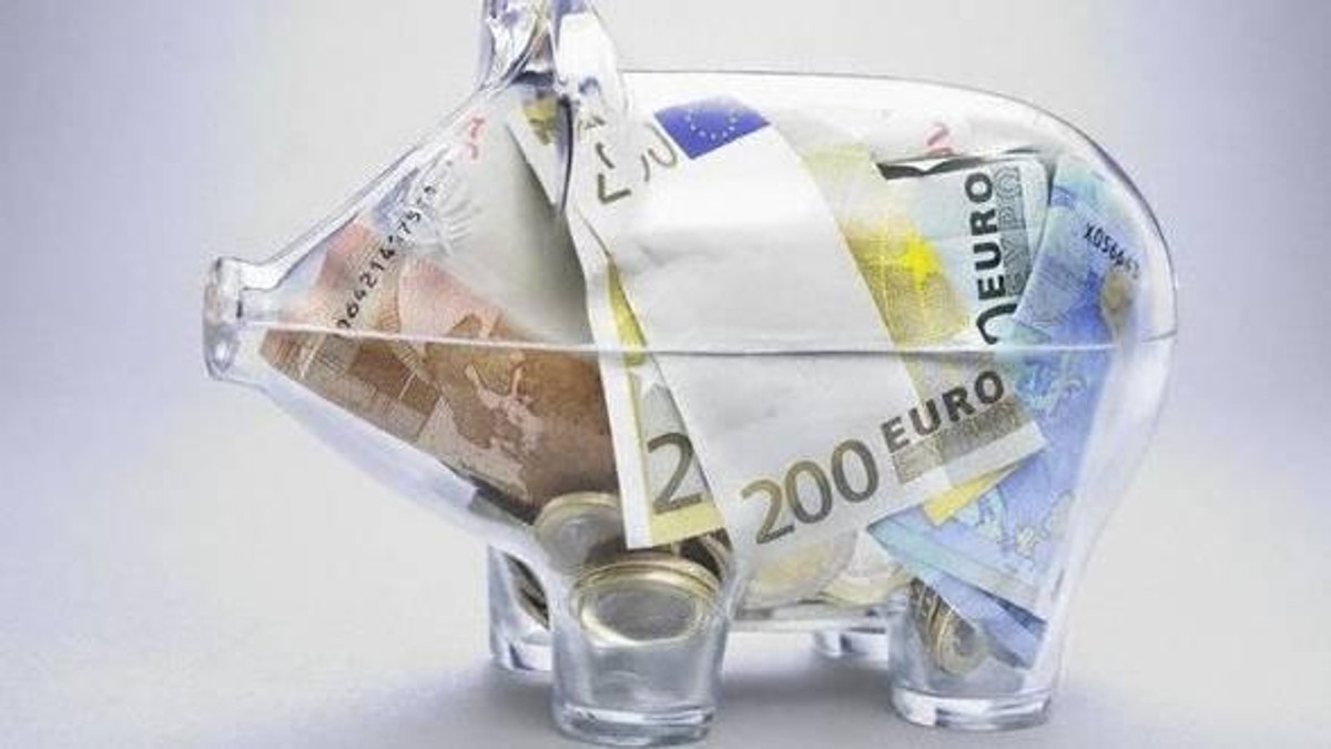 au rămas fără borcanul cu 19.000 de euro pe care îl ascundeau în pod