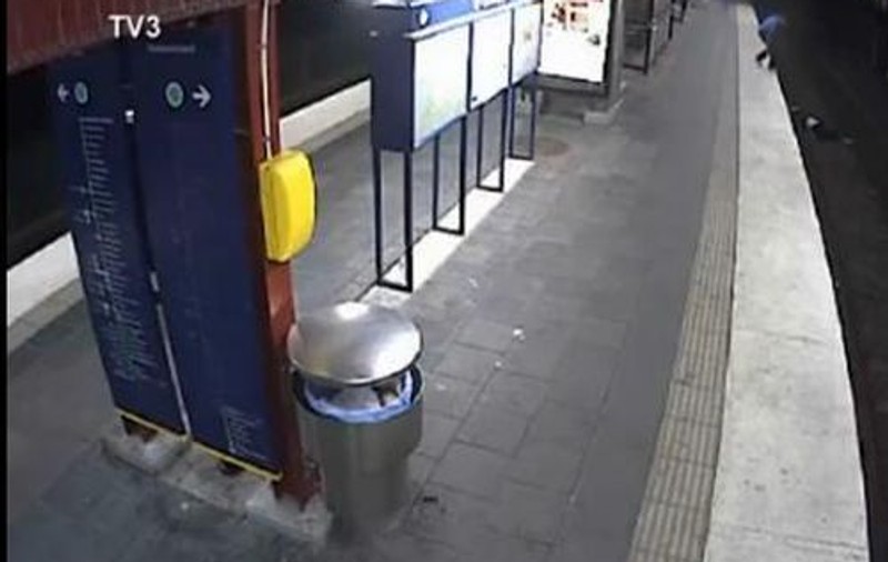 IMAGINI ȘOCANTE! A JEFUIT un om CĂZUT pe șine şi l-a lăsat să fie CĂLCAT de metrou | VIDEO