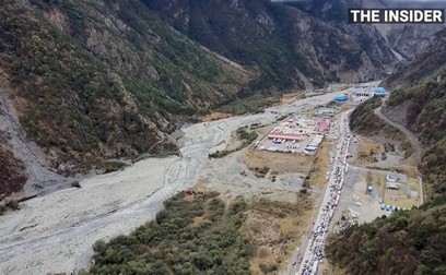 Imagine surprinsă de o dronă, în plan îndepărtat e vama de la Verkhnii Lars. Foto: Captură video Insider
