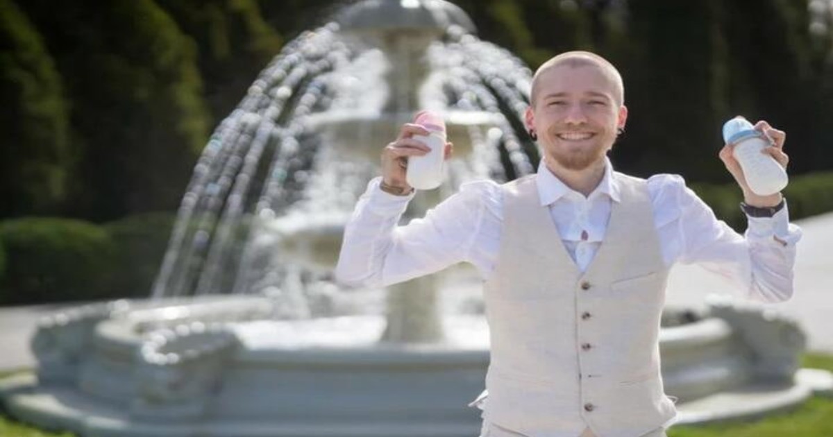 Maxim Cerniavski îmbrăcat în costum cu doua biberoane in mana