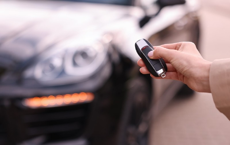 Funcția ascunsă a cheii auto care te ajută să îți găsești mașina instant în parcări aglomerate