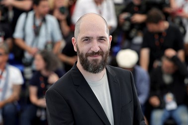 Regizorul român Alexandru Belc, în timpul unui photocall pentru filmul „Metronom” la cea de-a 75-a ediție a Festivalului de Film de la Cannes, în sudul Franței, pe 24 mai 2022. Foto: Profimedia