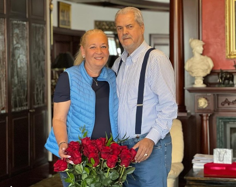 Imagine rară cu Adrian Năstase și familia sa. A împlinit 75 de ani și a apărut alături de soția Dana, băieții Mihnea și Andrei și soțiile lor