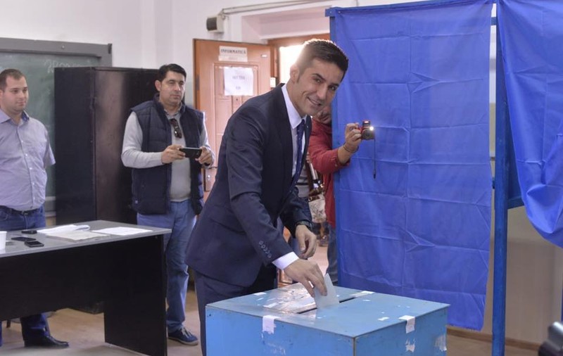 FOTO. Claudiu Manda, despre votul de la referendum: "Nu vreau să-mi pun problema la nuntă dacă voi fi socru mare sau socru mic"