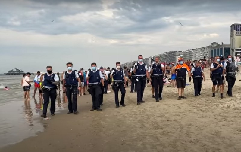 VIDEO | Zeci de tineri și de polițiști s-au luat la bătaie pe o plajă din Belgia. Oamenii legii au fost atacați cu umbrele și șezlonguri