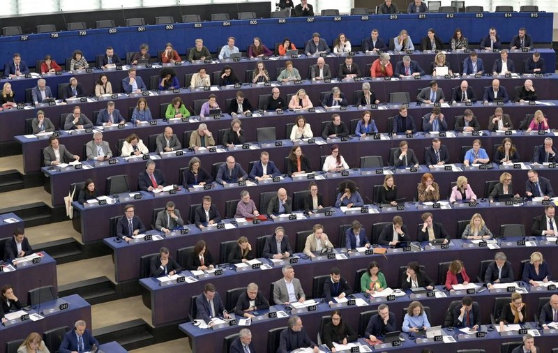 Trei europarlamentari români, implicați în scandalul de corupție cu Huawei, din Parlamentul European