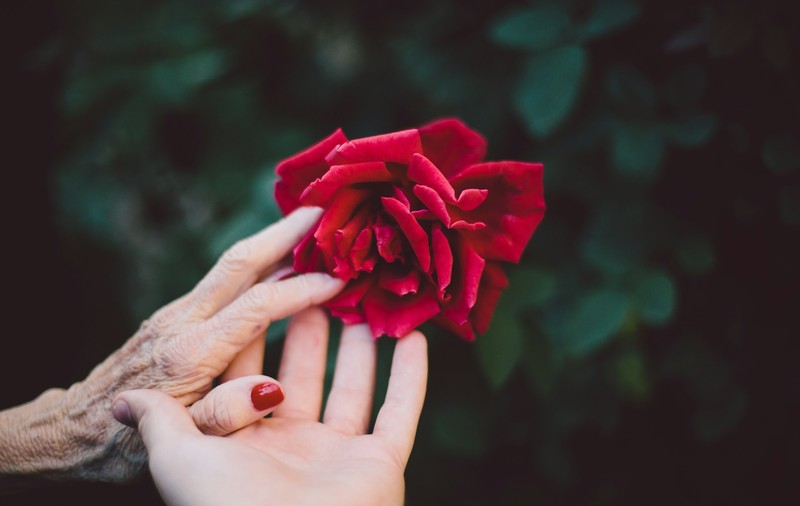 5 feluri prin care să îi arăți mamei tale că o iubești