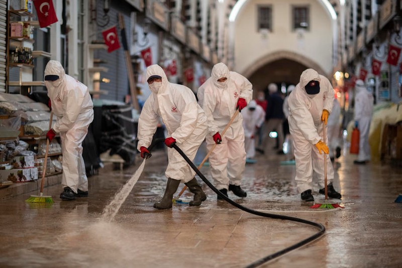 Dezinfecție în Marele Bazar. Foto: EPA