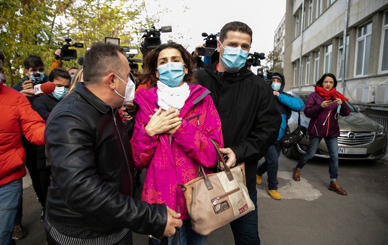 REPORTAJ | Piatra Neamţ, un oraş în şoc, după ce a trecut, în câteva ore, din scenariul roşu în scenariul negru. “Nu mi-o dau acasă pe mămica!”