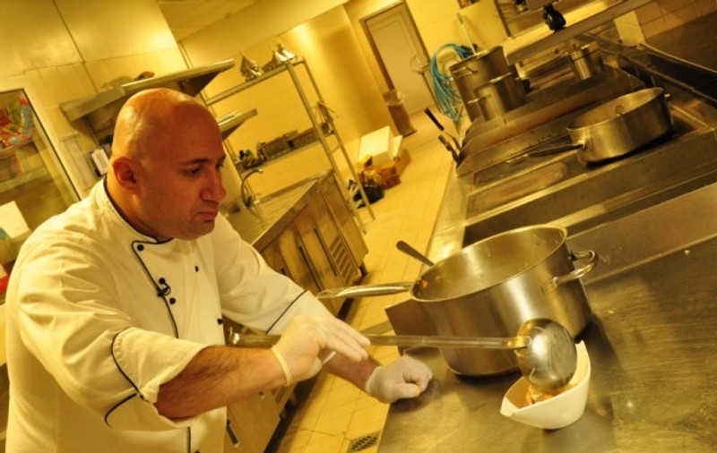 Urmăreşte-l pe Chef Scărlătescu în bucătăria lui