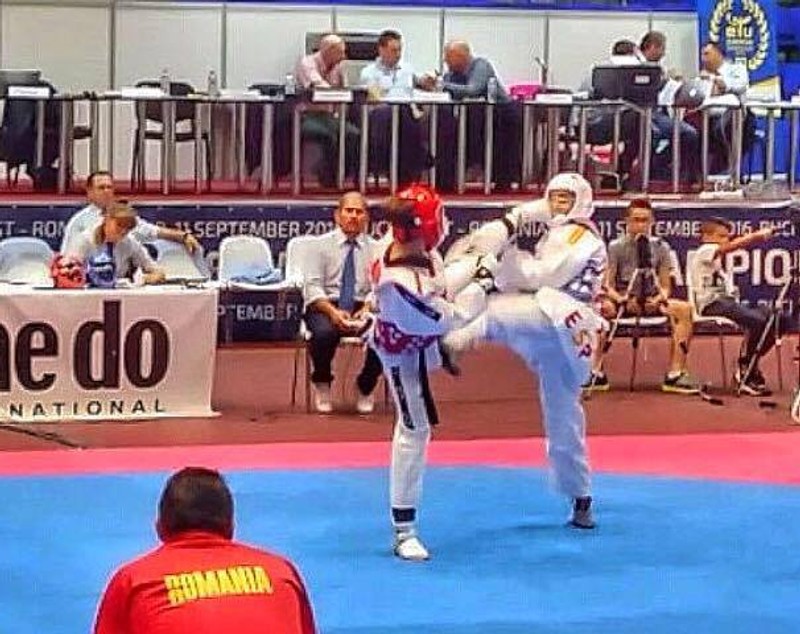 Multipla campioană la taekwondo Elena Chiriac promovează datinile românești în Anglia de sărbători | FOTO
