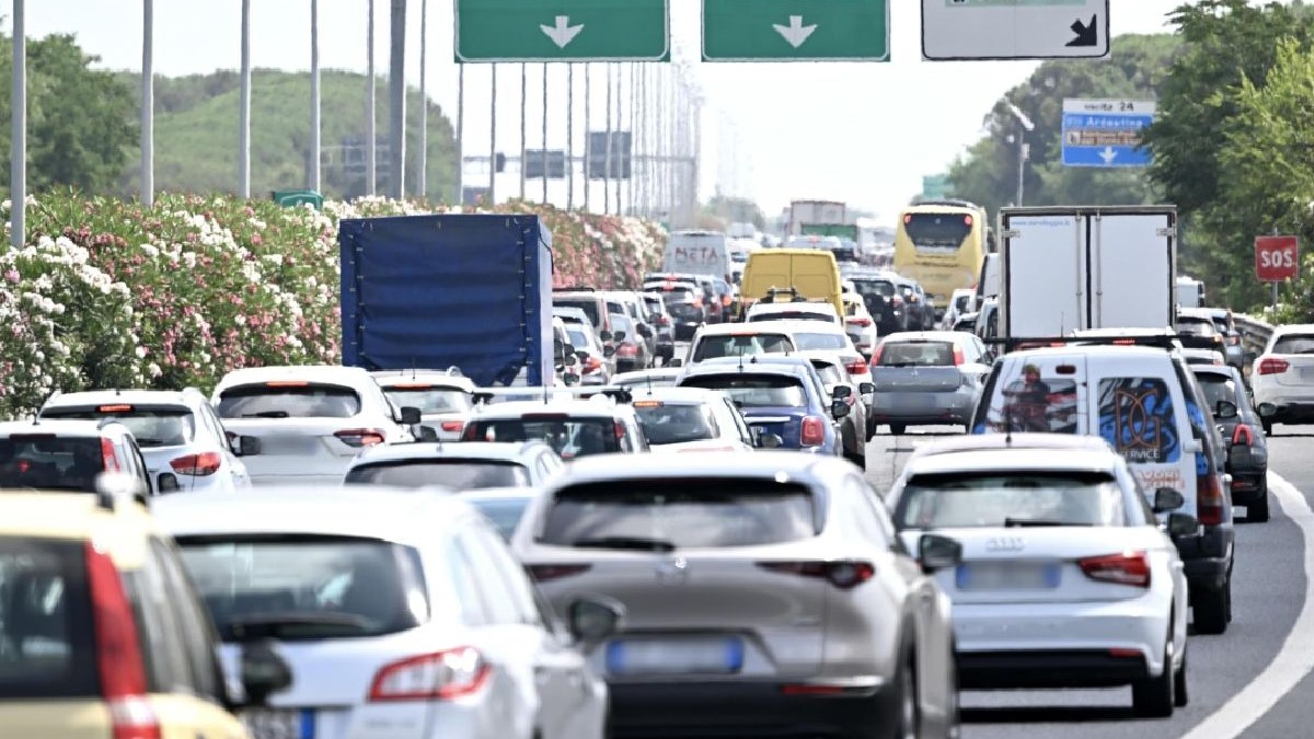 Imaginea arată mai multe traficul aglomerat, cu multe vehicule, pe șoseaua de centură a Romei, în Italia