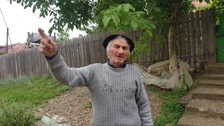 Nea Costică Albină locuieşte în marginea satului Marsilieni