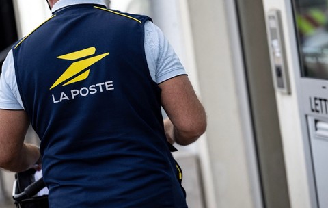 Un poștaș îmbrăcat în uniforma serviciului poștal francez „La Poste” distribuie corespondența în Vernon, în nord-vestul Franței, pe 11 septembrie 2026