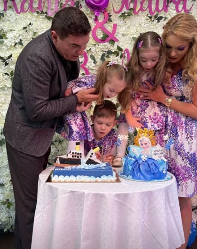Valentina Pelinel și gemenele ei, ținute de mii de euro la petrecerea aniversară a fetițelor. Cât costă rochiile lor