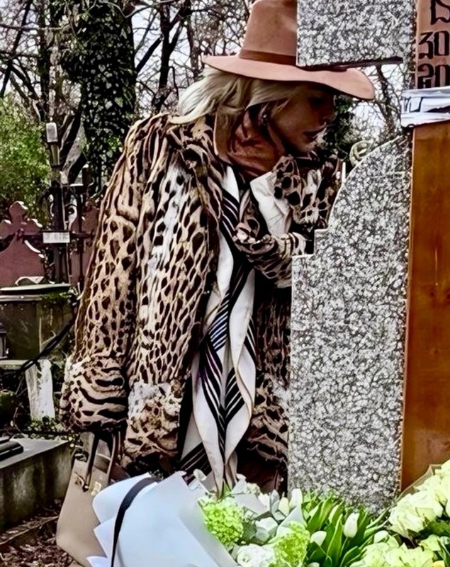 Cum a apărut Loredana Groza îmbrăcată la parastasul tatălui său. Fanii i-au criticat stilul vestimentar: „Semănați cu Cruella”