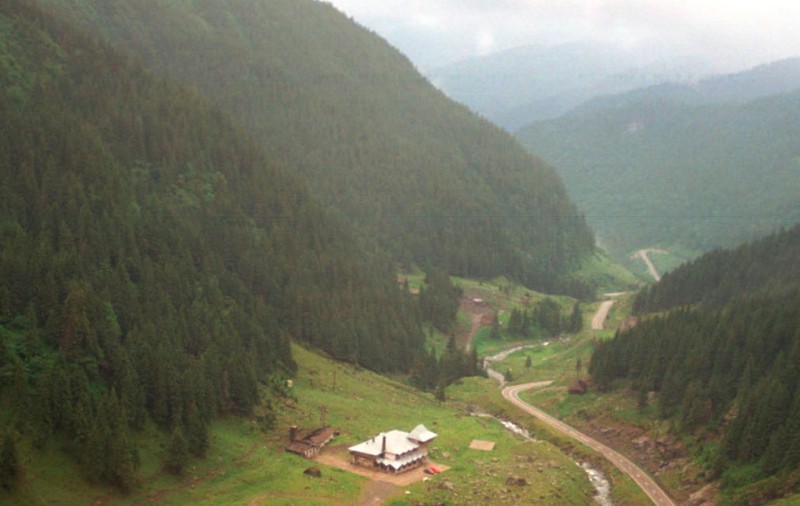 Turişti blocaţi pe munte pentru că s-a rupt drumul forestier