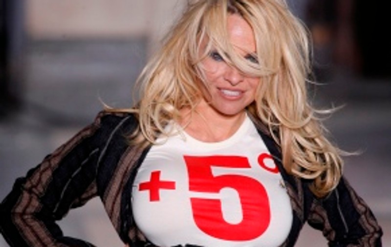Pamela Anderson merge înainte cu Westwood
