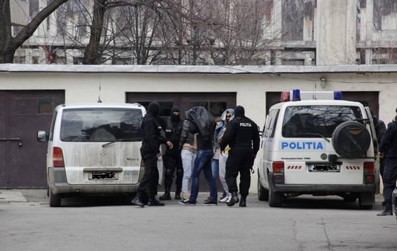 Banda falşilor poliţişti a ”căpitanului Panait”, care a speriat Bucureştiul, a ajuns în boxa acuzaţilor