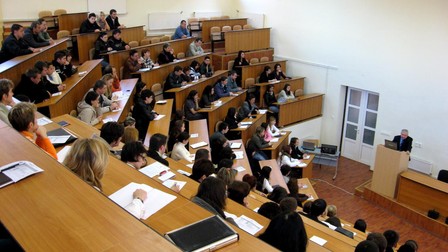Trei mari universități critică modificarea Legii Educației, care interzice referirea la identitatea de gen