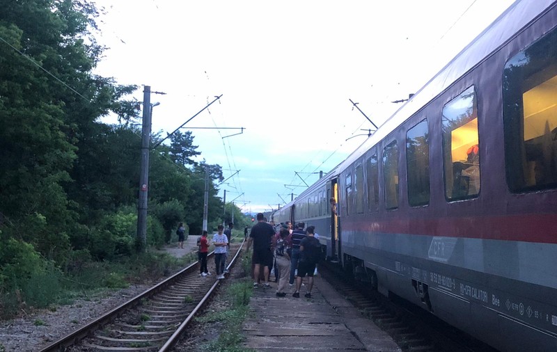 Conductorul unui tren, după ce locomotiva s-a stricat și a rămas în câmp, în Gorj: „Era pentru prima dată când nu avea întârziere”
