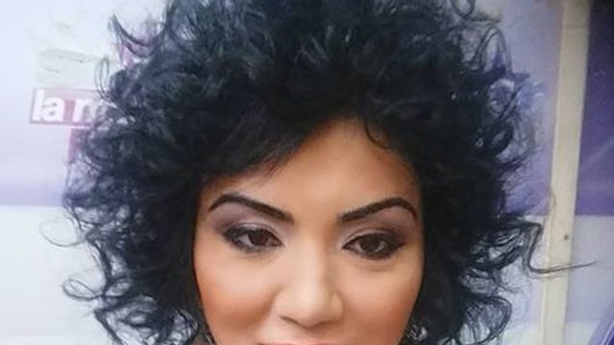 Adriana Bahmueanu, cu părul cre', își face un selfie în aer liber