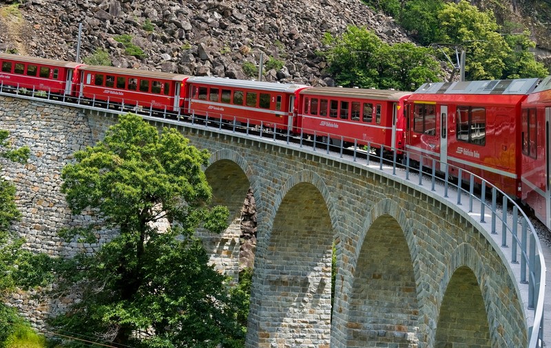 Un român a murit în Italia, după ce a căzut în gol cu buldozerul, de la 80 de metri