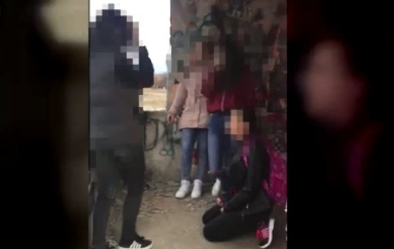 VIDEO | O elevă din Zărnești a fost bătută și umilită de colege. Atenție, imagini care vă pot afecta emoțional!