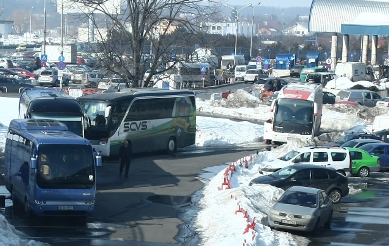 Steliştii, dinamoviştii şi vasluienii au blocat parcarea de la aeroport