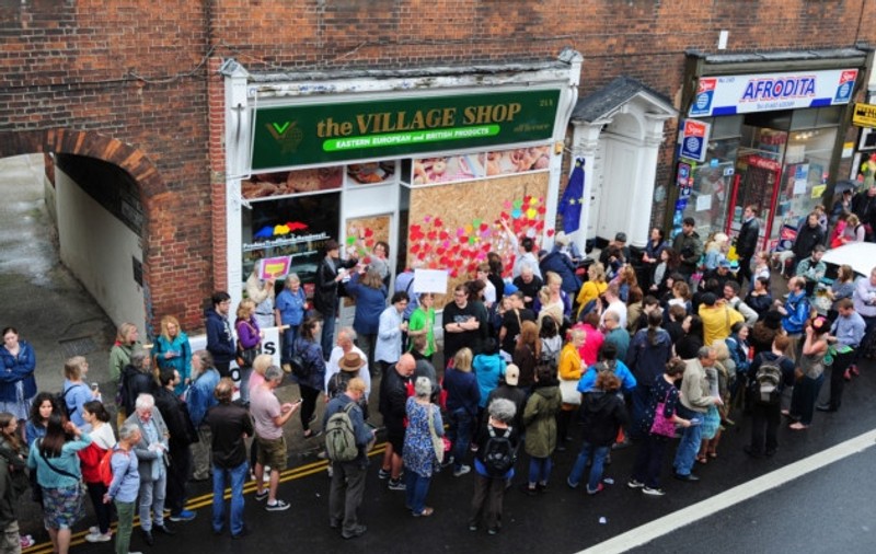 Miting de solidaritate în fața magazinului româncei din Anglia, incendiat după Brexit. Au participat peste 1.000 de britanici