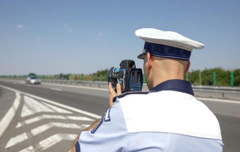Autostrada 2 București - Constanța, România - 10 august 2021: Un agent al Poliției Rutiere din România folosește un radar de viteză.