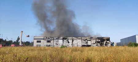 Hala care arde în localitatea Mogoșoaia.