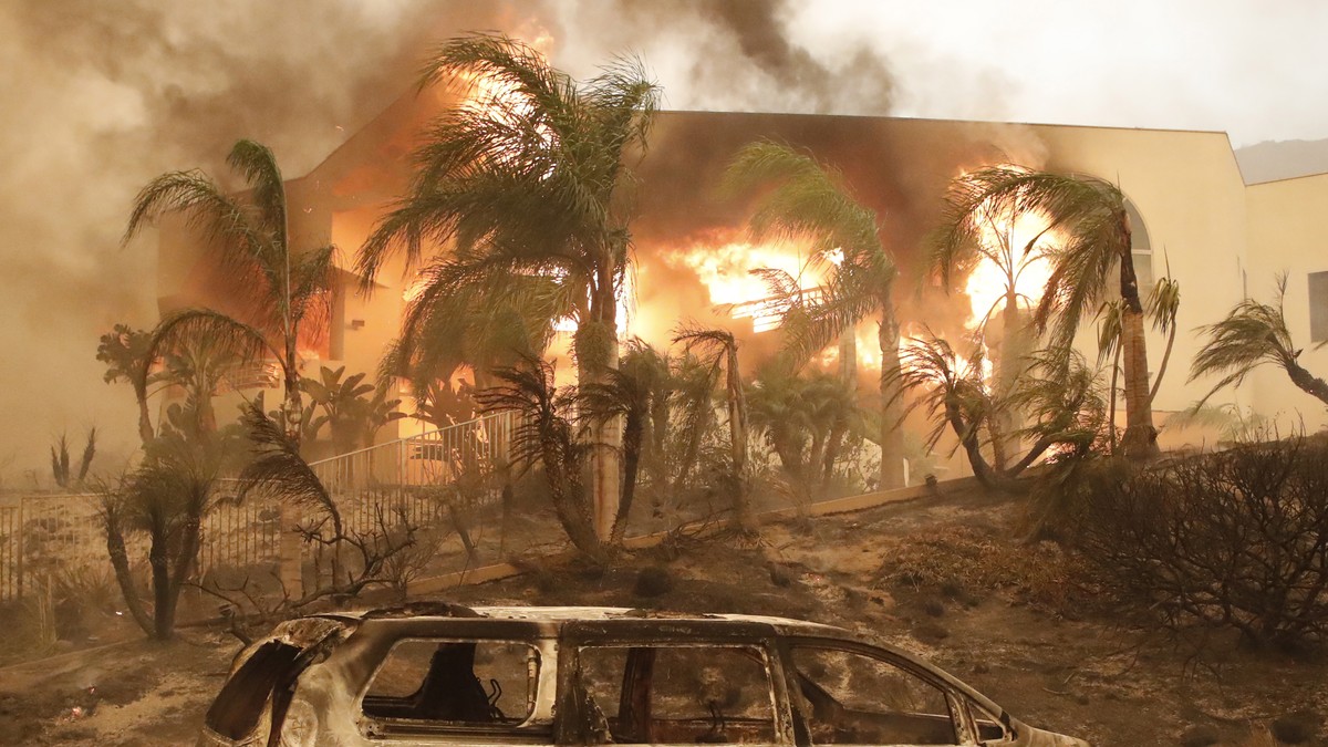 Mașină arsă în timpul incendiilor din California