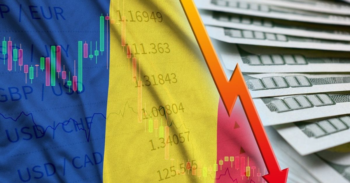 Steagul României și graficul care arată scădere, cu un evantai de bancnote de dolar