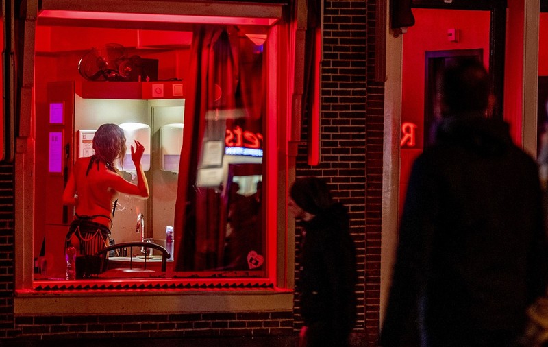 „Cartierul roșu” din Amsterdam va fi mutat din centrul orașului. Motivul din spatele deciziei