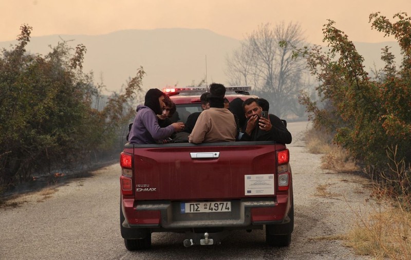 Un grup de 25 de migranți a fost salvat din zona incendiului de vegetație din nord-estul Greciei